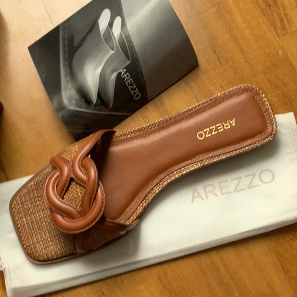 Arezzo Women's Sloane Flat Slide Sandals camel color size 6
